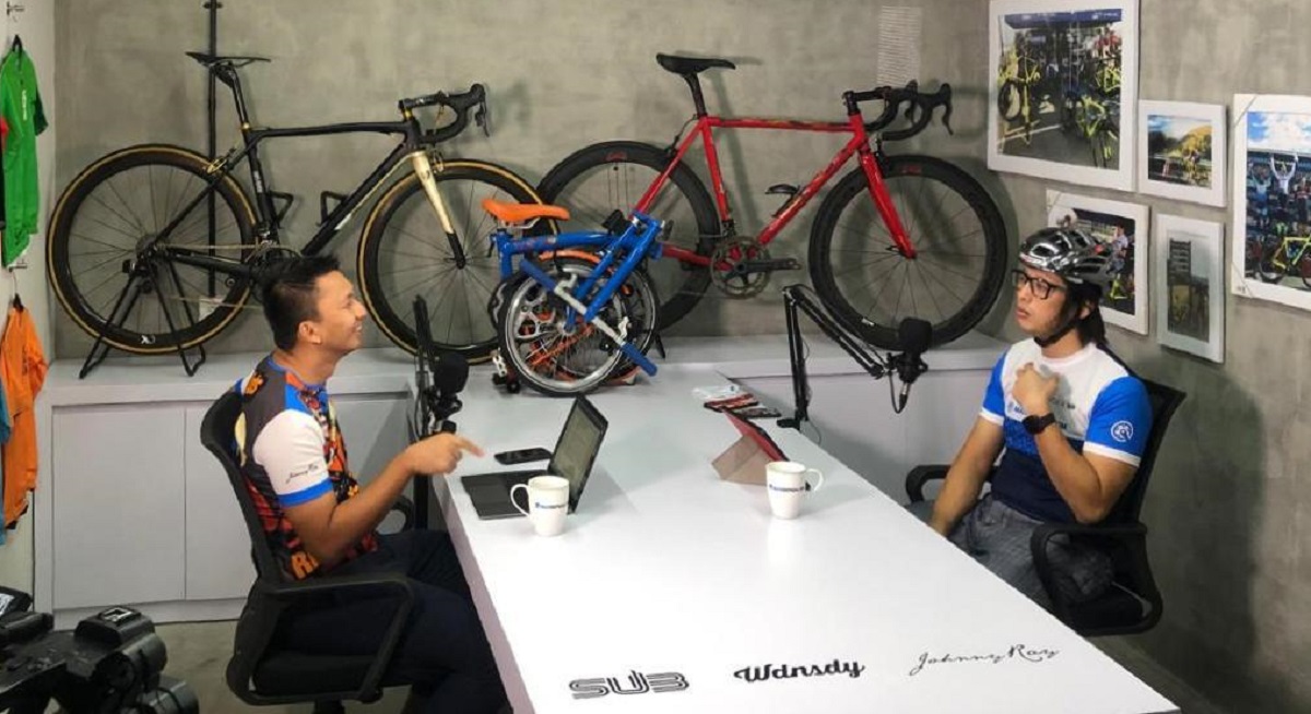 Suasana rekaman podcast Main Sepeda di ruangan yang penuh dengan sepeda